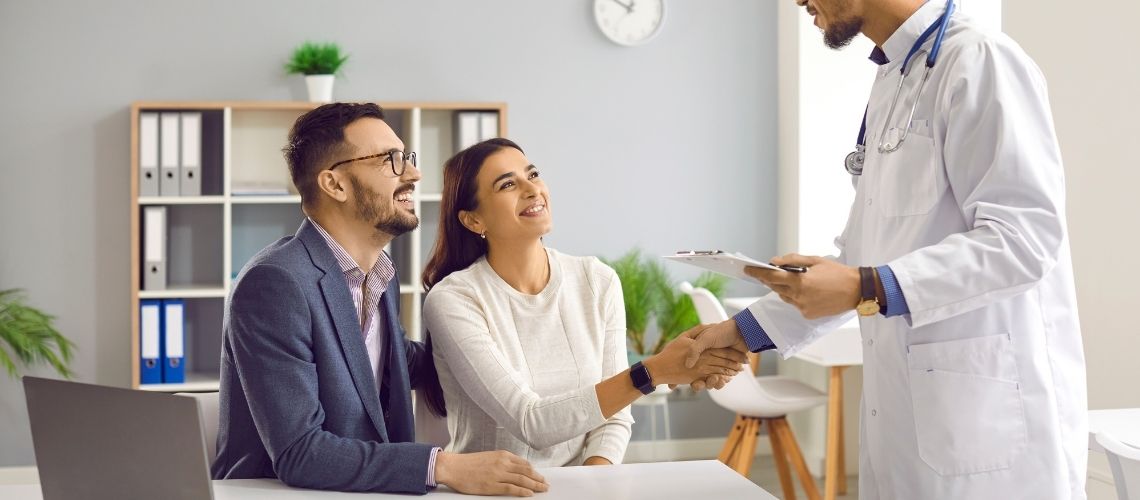 Tup Mide Ameliyatindan Sonra Gebelik Planlamasi icin doktor kontrolune giden cift Tup Mide Ameliyatindan Sonra Gebelik Planlamasi icin doktor kontrolune giden cift